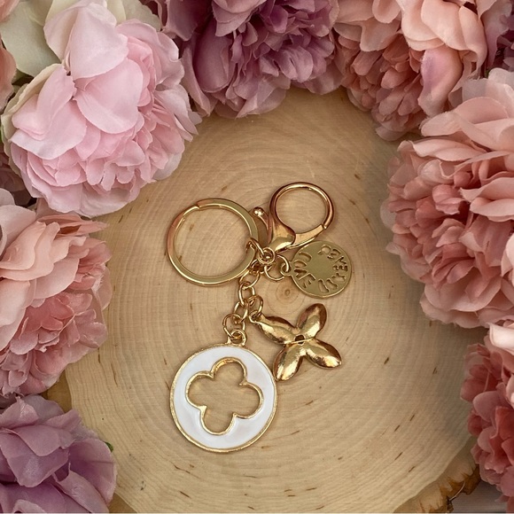 White and Gold Crystal Flower Clover Keychain Charm - Picture 11 of 15